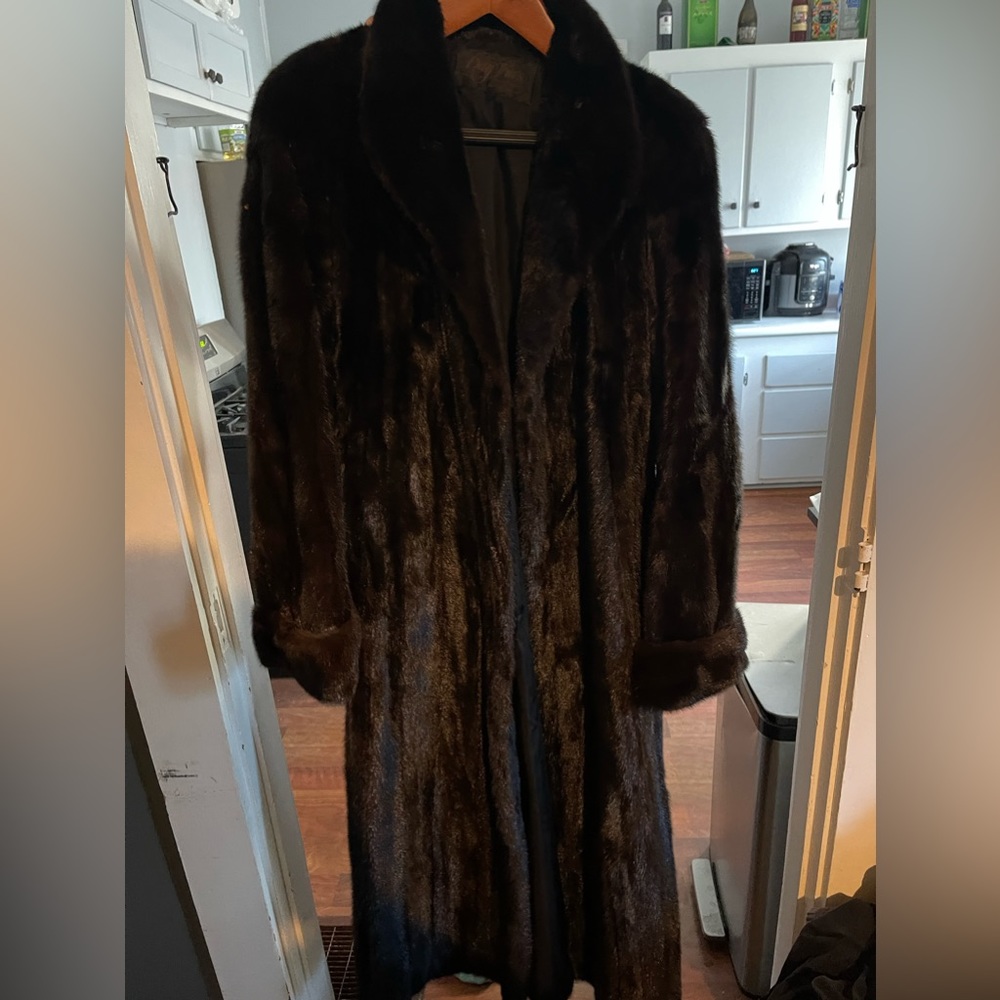 Natural Ranch Female Mink coat, w/ wing collar, turn back cuffs